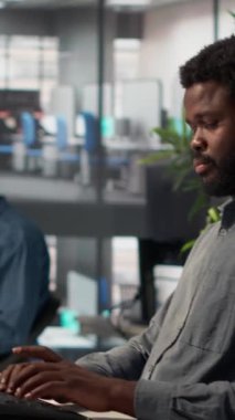 Yatırım stratejisi üzerinde işbirliği yapan Dikey Video Siyah iş arkadaşları, dosya, CEO ve karar verme konusunda geniş uzmanlığa sahip asistan verileriyle birlikte. Ofisteki idari görevler