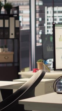 Dikey Video Boş iş yeri modern teknoloji araçlarıyla donatılmış lüks bir şehir merkezindeki bir şirkete, çalışma alanına hizmet ediyor. Küresel organizasyon lüks şirket kültürü.