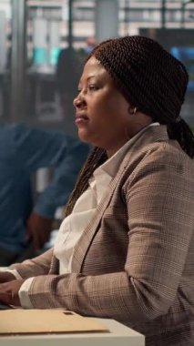 Dikey Video Kadını CEO 'su, çalışma yerindeki görevleri çözerken sırtı ve boynu ağrıdığı için kas kramplarından muzdarip. Spazmlı ve sakin bir hayatı olan bir yönetmen.