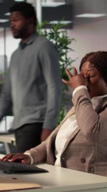 Dikey Video Siyah CEO kendini yorgun hissediyor ve ofiste baskı altında çalışıyor. Fonları artırmak ve çok uluslu şirket içinde hedeflere ulaşmak için yollar arıyor. Stresli iş kadını