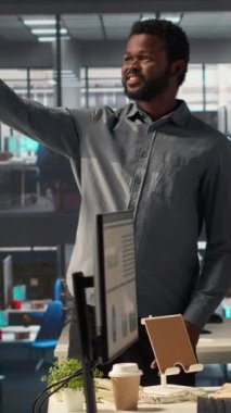 Dikey Video Birleşmiş Afro-Amerikan çalışanları şirket ofisinde fotoğraf çekiyor, gülümsüyor ve kamera önünde şakalaşıyor. İş adamları iş arkadaşlarıyla, iş arkadaşlarıyla anılar yaratıyor. Kamera A