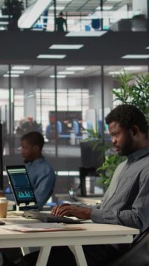 Dikey Video Analisti, karar verme için bilgi ve performans ölçümleri üzerinde çalışıyor, proje hedeflerine odaklandı. İdari asistan iş görevlerini yönetir ve verileri gözden geçirir, uzmanlığı gösterir