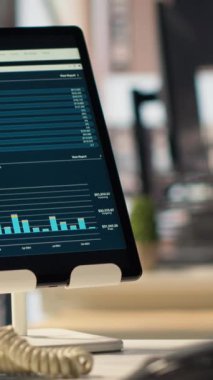 Modern bir şehir merkezindeki bir işletmeye, çalışma alanına hizmet etmek için ileri teknoloji araçlarıyla donatılmış dikey video boş iş alanı. Lüks bir şirket kültürüyle küresel organizasyon