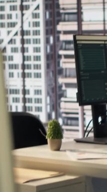 Vertical Video Boş Yüksek teknoloji araçlarıyla üretkenliği arttıran, iş dünyasındaki profesyonellerin finansal stratejilere odaklanmasına yardımcı olan yüksek kaliteli çalışma alanı. Katı hedefleri güvence altına alan küresel girişim.