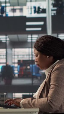 Şirket ofisindeki masada oturan Dikey Video Profesyoneli kadın öğle yemeği siparişini alıyor. İş yerindeki paket servis dinamikleri modern bir işte kentsel kolaylığı sembolize eder.