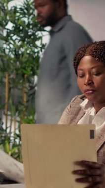 Vertical Video Basarili is Kadini finansal planlama ve proje gelistirmeyi basariyor. Uzmanlığını kullanarak odaklanmış kadın çalışanlar iş hedeflerine, idari görevlere ulaşırlar. Kamera A.