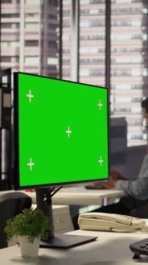 Vertical Video Kadın Yöneticisi yeşil ekranlı çalışma istasyonunda oturmuş, işletme büyümesi için idari görevleri çözmeye çalışıyor. Proje amaçlarını desteklemek için performans ölçümleri