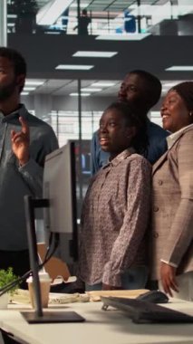 Dikey Video Birleşmiş Afro-Amerikan çalışanları şirket ofisinde fotoğraf çekiyor, gülümsüyor ve kamera önünde şakalaşıyor. İş adamları iş arkadaşlarıyla, iş arkadaşlarıyla anılar yaratıyor. Kamera B