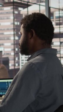 Vertical Video Male işletme müdürü, proje geliştirme ve kurumsal hedefler üzerine bir oturum düzenleyen bir meslektaşıyla finansal tahminleri gözden geçiriyor. İş amaçlarına başarıyla ulaşmak için işbirliği. Kamera.