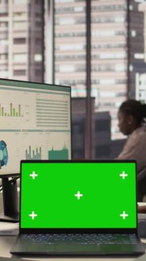 Dikey Video Erkek Genel Müdürü model ekrana bakıyor ve girişim hedefleri başarısı için görevleri çözüyor. Başarılı kurumsal sonuçlar elde etmek için performans hedefleri için mücadele etmek