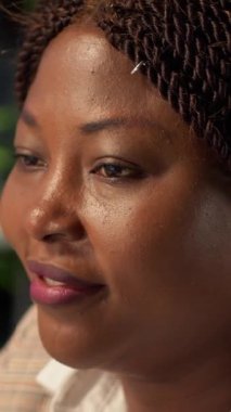 Vertical Video Black idari analisti finansal raporu tamamladı ve verileri gözden geçirdi, organizasyonel ilerleme için bir öngörü geliştirdi. Görev yönetimi ve strateji planlaması yapan bir kadın. Kapat.