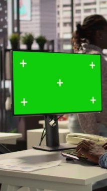 Vertical Video Professional çalışanı, bilgisayar üzerindeki iş verilerini kopya ekran, mali planlama ve bütçe planlaması ile birlikte analiz ederek şirket hedeflerini destekler. Etkili genel yönetim