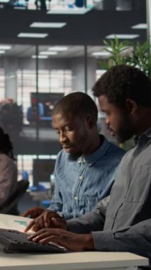 Vertical Video Black şirketleri küresel yatırım stratejisinde işbirliği yaparak, geniş iş uzmanlıklarını veri odaklı kararlar üzerinde çalışmak üzere kullanırlar. İdari görevlerin çözümü