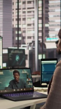 Dikey Video Siyah Direktörü, yeni bir strateji için iş danışmanlarıyla yaptığı bir video görüşmesinde, hedefler belirlemek için çevrimiçi konferansta uzaktan iletişimi kullanıyor. Uzmanla bağlantı