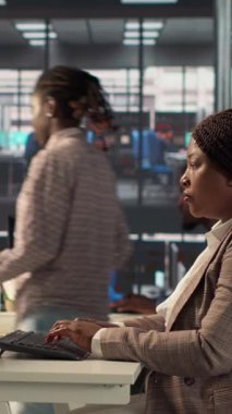 İş yerindeki mali tahminler üzerinde çalışan Dikey Video Yeteneği olan kadın yatırımcı, girişimcilik gelişimi için ticari görevleri yönetmek için aylık bilgi grafikleri verilerini kullanıyor. Şirket hedefleri. Kamera A.