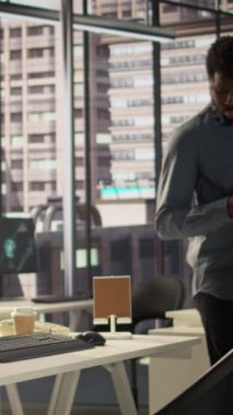 Vertical Video Black analisti, çevrimiçi araçlar kullanarak, veri bilgilerini analiz ederek finansal planlar oluşturmak için aylık gelir dengesi ile çalışıyor. Verimlilik için örgütsel hedefleri yöneten bir işadamı