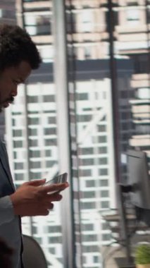 Vertical Video Black analisti, çevrimiçi araçlar kullanarak, veri bilgilerini analiz ederek finansal planlar oluşturmak için aylık gelir dengesi ile çalışıyor. Verimlilik için örgütsel hedefleri yöneten bir işadamı