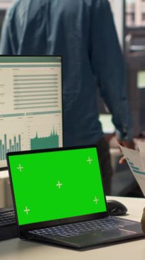 Dikey Video Şirketi çalışanı, iş amaçlarına ulaşmak için yeşil ekranın yanındaki stratejik planlamaya odaklandı. Kadın danışman bütçe analizi ve performans ölçümleri ile ilgileniyor