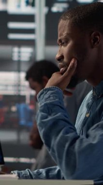 Modern ofisteki Dikey Video Genel Müdürü sorun çözme görevleri için bilgi grafikleri raporları, kurumsal büyümeyi desteklemek ve stratejik hedeflere ulaşmak için mali planlar yapmaktadır. Kamera.