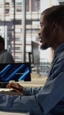 Dikey Video Çalışanı, iş başarısızlığı, hayal kırıklığı ve zorlukların yarattığı duygusal gerginlik ve hayal kırıklığını hissediyor. İnsan, mücadeleye çözüm bulmak için zihinsel yorgunluk krizine girer.