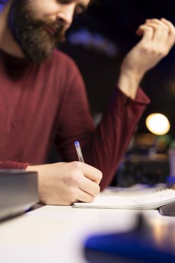 Müzisyen, kendi stüdyosunda yeni film müzikleri yaratmak için replikler ve melodik öğeler yazar. Dijital ses çalışma istasyonunu kullanarak, şarkıyı kaydeder ve prodüksiyon sonrası ses efektlerini uygular.