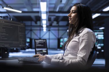 Sunucu odasındaki donanım ve yazılım sorunları için bilgisayarı kullanan geliştirici. Bilgi Merkezi 'nde PC kullanarak sunucu ve ağ altyapısını izlemek ve korumak