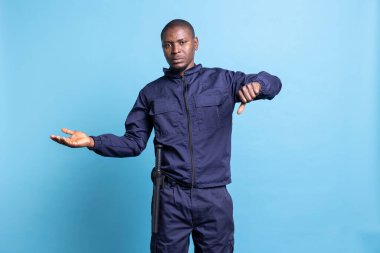 Ciddi güvenlik ajanları stüdyoda hoşnutsuz bir jest yapıyor. Onaylamıyor ve kötü haberlerden rahatsız olmuş gibi davranıyor. Erkek koruma hayal kırıklığı gösteriyor, olumsuz işaret..