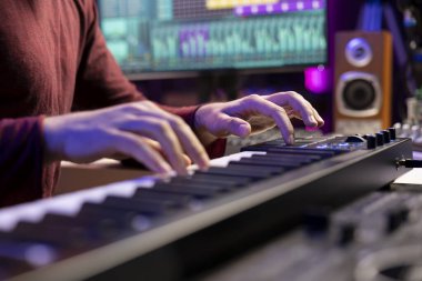Ev stüdyosundaki ses kayıtlarını geliştirmek için piyano çalan ve düzenleyen sanatçı, elektronik klavye kullanıyor. Müzik yapımcısı sesleri değiştirmek için midi denetleyici kullanır.