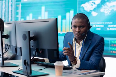 Yetenekli şirket analisti, satışlar ve gelecekteki iyileştirmeler üzerinde çalışmak için verilen siparişler hakkındaki geri bildirimleri inceleyerek, büyük ekranda istatistiklerle çalışıyor. Pazarlama ve halkla ilişkiler stratejileri geliştiriliyor.