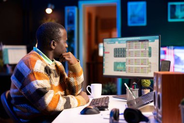 Afrikalı Amerikalı analist mali dengeyi kontrol ediyor ve muhasebe analizi üzerinde çalışıyor. Yurtiçinde girişim geliri elde etmenin yollarını araştırıyor. Erkek danışman ekonomi istatistiklerini kullanarak uzaktan iş yapıyor.