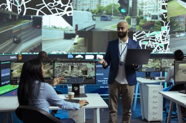 Ortadoğu denetçisi, kontrol merkezindeki sipariş izleme faaliyetlerini denetliyor. Kamu gözetleme sistemi kullanılarak ekspres teslimat hizmeti sağlıyor. Çalışanlar, kuryelere şehirde rehberlik ediyor..