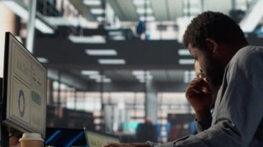 Siyahi şirket, küresel yatırım stratejisinde işbirliği yaparak, geniş ticari uzmanlıklarını veri odaklı kararlar üzerinde çalışmak için kullanıyor. Verimlilik için idari görevleri çözmek. Kamera A.