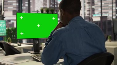 Afrika kökenli Amerikalı iş adamı, finansal verileri analiz eden ve işletme başarısı elde etmek için büyüme stratejileri geliştiren bir masanda. Analizci önemli görevleri yerine getiriyor. Kamera B.