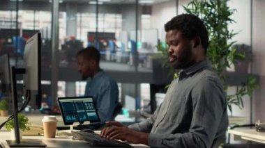 Yatırım stratejisi üzerinde çalışan siyahi iş arkadaşları, dosyalar, CEO 'lar ve karar verme konusunda geniş uzmanlığa sahip asistanlar gibi verilerle iş birliği yapıyorlar. Ofisteki idari görevler. Kamera A.