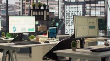 Modern bir şehir merkezindeki bir ofiste şirket faaliyetlerine hizmet etmek için gelişmiş araçlarla donatılmış kurumsal çalışma alanı. Lüks çalışma istasyonları ve modern cihazları olan küresel bir organizasyon..