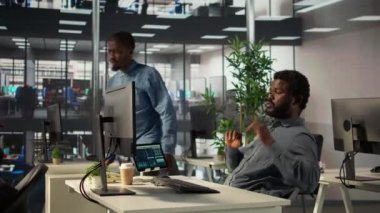 Stresli Afro-Amerikan iş adamı ofis işlerine ara veriyor, baskı altında hissediyor ve yeni bir proje üzerinde çalışıyor. Şirket çalışanı teslim tarihine yetişmeye çalışıyor. Kamera B.