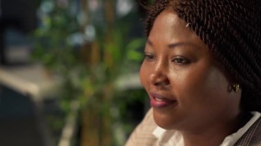 Siyahi yönetici analist finansal raporu kesinleştiriyor ve verileri gözden geçiriyor, örgütsel ilerleme için bir öngörü geliştiriyor. Görev yönetimi ve strateji planlaması yapan bir kadın. Kapatın. Kamera A.