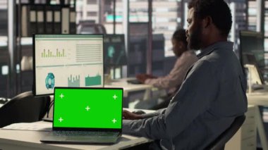 Erkek genel müdür model ekrana bakıyor ve girişim hedefleri başarısı için görevleri çözüyor. Şirket için başarılı kurumsal sonuçlar elde etmek için performans hedefleri için mücadele etmek. Kamera A.