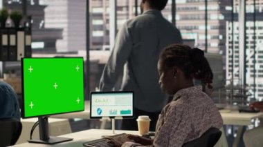 Fotokopi ekranının, finansal planlamanın ve bütçe düzenlemesinin yanındaki iş verilerini inceleyen kadın analistler şirket hedeflerini destekliyor. Girişim içindeki etkili genel yönetim. Kamera A.