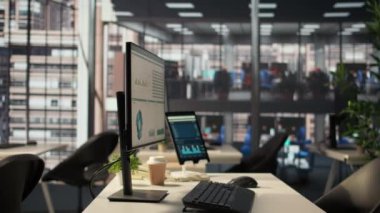 Şirket kültüründe ve endüstride kullanılan lüks iş ortamı, profesyonel yüksek teknoloji aletleri ve kabinlerle donatılmış ofis alanı. Modern bir şirket genel merkezinde yönetici gücü..