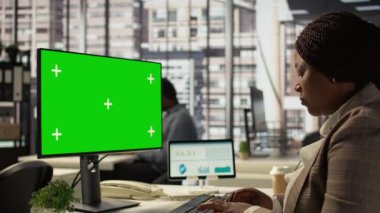 Masasındaki kadın, veri analizi üzerinde çalışıyor. Modelleme ekranının yanında. Etkili bir şirket stratejisi için iş görevleri ve bütçe yönetimi ile meşgul. Analizci rakamları okuyor. Kamera B.
