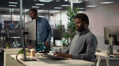 Yatırım stratejisi üzerinde çalışan siyahi iş arkadaşları, dosyalar, CEO 'lar ve karar verme konusunda geniş uzmanlığa sahip asistanlar gibi verilerle iş birliği yapıyorlar. Ofisteki idari görevler. Kamera B.