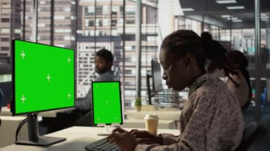 Şirket yöneticisi yeşil ekranın yanındaki stratejik planlamaya odaklanmış, iş amaçlarına ulaşmış. Kadın yönetici bütçe analizi ve performans ölçümleriyle ilgileniyor. Kamera B.