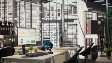 Verimliliği ve verimliliği arttırmak için gelişmiş teknolojiye sahip boş modern çalışma alanı, iş dünyasındaki profesyonellerin finansal stratejilere odaklanmasına yardımcı oluyor. Küresel girişim başarı hedefleri.