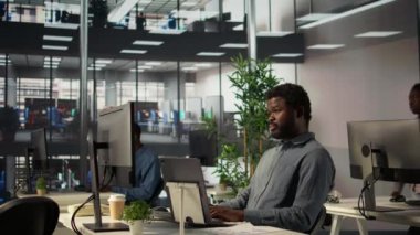 Afrikalı Amerikalı analist hissedarlarla aylık gelirleri tartışıyor video konferans görüşmelerine katılıyor. Girişimci daha fazla fon ve online iletişim istiyor. Kamera B.