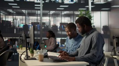 Siyahi şirket, küresel yatırım stratejisinde işbirliği yaparak, geniş ticari uzmanlıklarını veri odaklı kararlar üzerinde çalışmak için kullanıyor. Verimlilik için idari görevleri çözmek. Kamera B.