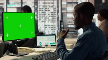 Erkek yönetici krom anahtar ekranın yanındaki finansal planlamaya odaklanarak veri analizi ve şirket stratejisi için bilgi grafiklerini gözden geçirdi. İşadamı, girişimci çözümler üretiyor. Kamera A.