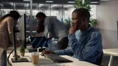 Modern ofisin genel müdürü problem çözme görevleri için bilgi grafikleri raporları hazırlar, işletmelerin büyümesini desteklemek ve stratejik hedeflere ulaşmak için finansal planlar yapar. Kamera B.