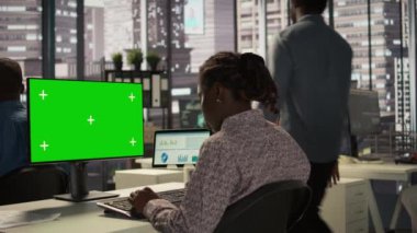 Fotokopi ekranının, finansal planlamanın ve bütçe düzenlemesinin yanındaki iş verilerini inceleyen kadın analistler şirket hedeflerini destekliyor. Girişim içindeki etkili genel yönetim. Kamera B.