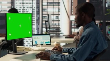 İş yerinde oturan erkek yönetici, stratejik iş hedeflerini ve karar verme süreçlerini desteklemek için mali raporları analiz ediyor. Kamera A.